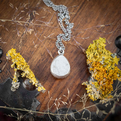 Mini Waldleuchten - Anhänger mit gelber Flechte, Tropfen versilbert