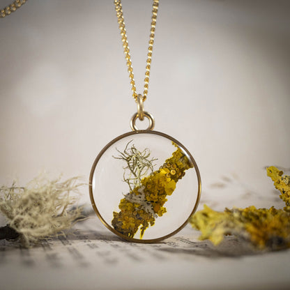 Schätze des Waldes - Anhänger mit Flechte, rund 24k vergoldet, #1