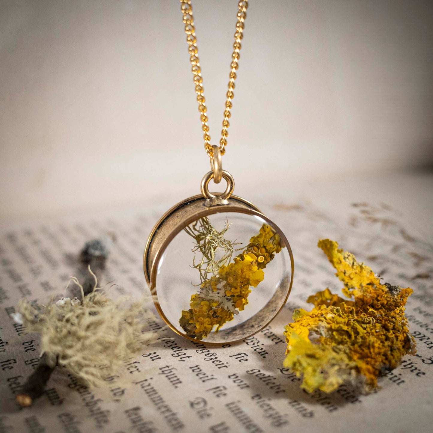 Schätze des Waldes - Anhänger mit Flechte, rund 24k vergoldet, #1