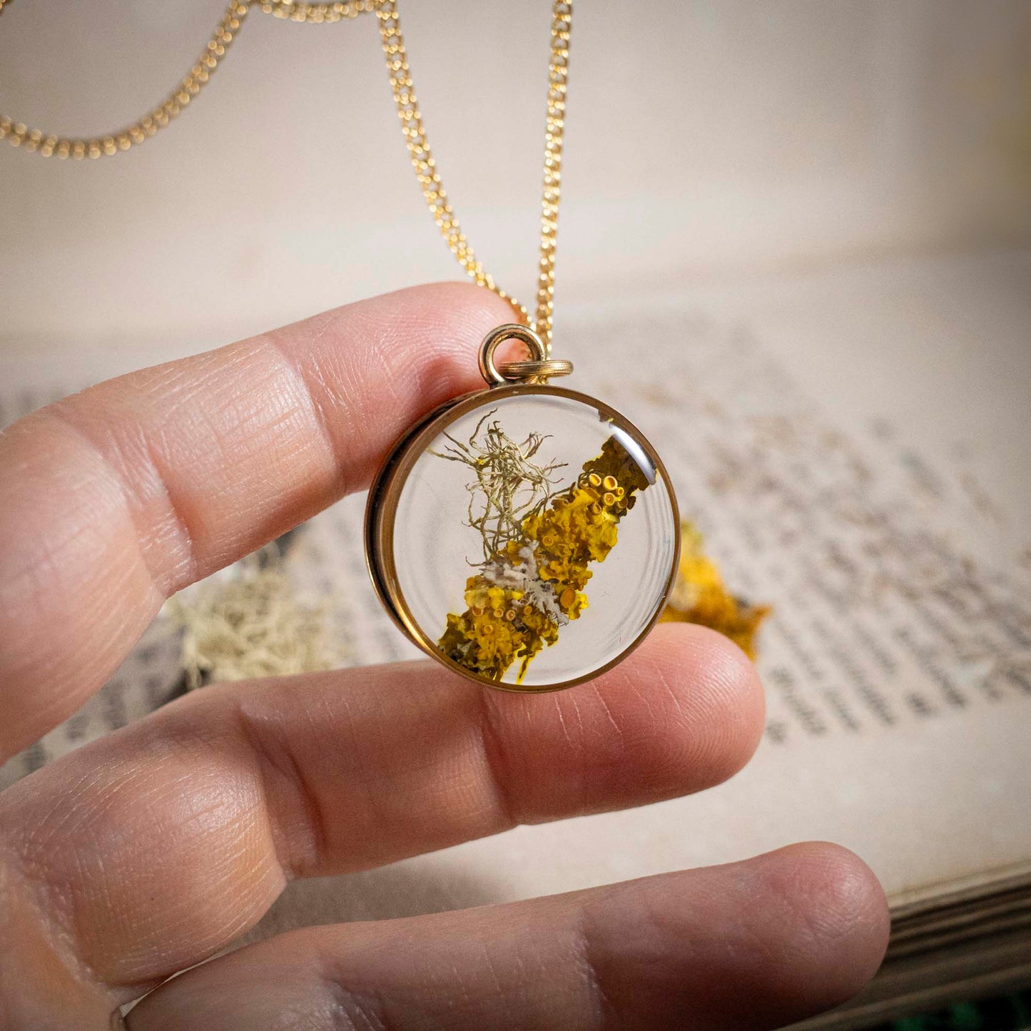 Schätze des Waldes - Anhänger mit Flechte, rund 24k vergoldet, #1