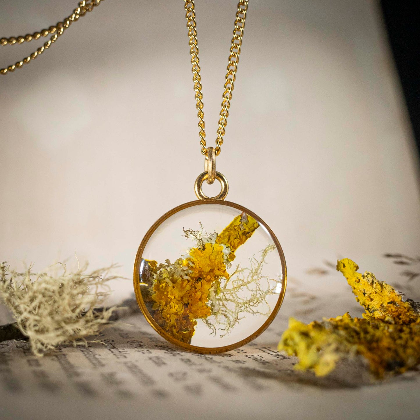 Schätze des Waldes - Anhänger mit Flechte, rund 24k vergoldet, #2