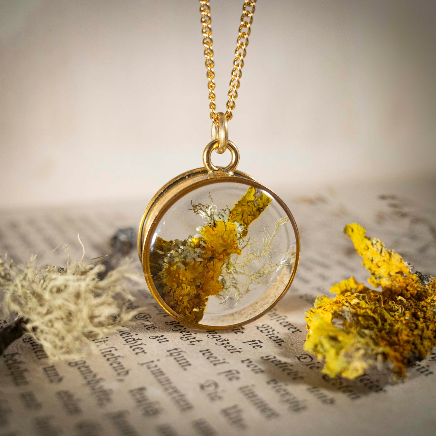 Schätze des Waldes - Anhänger mit Flechte, rund 24k vergoldet, #2