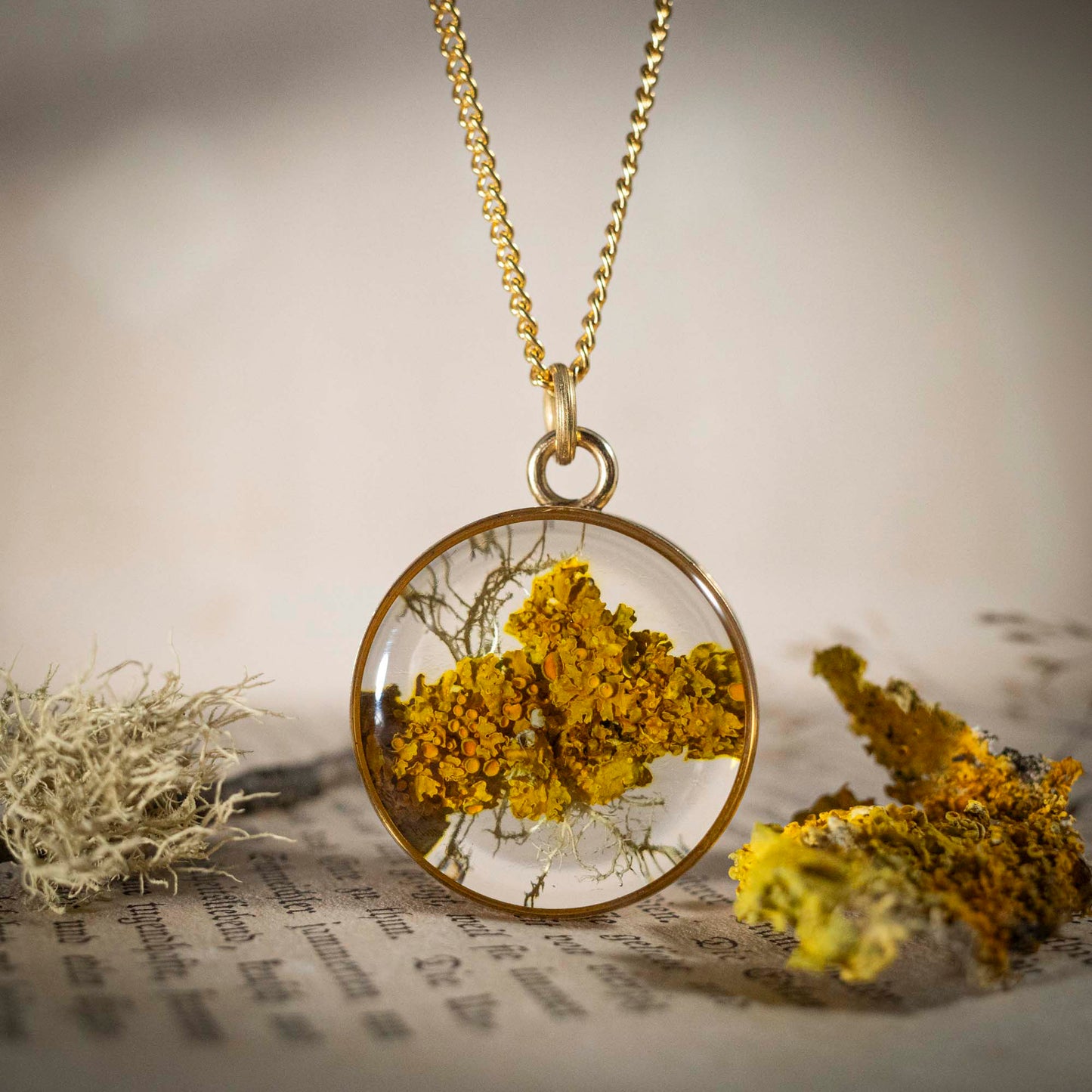 Schätze des Waldes - Anhänger mit Flechte, rund 24k vergoldet, #3