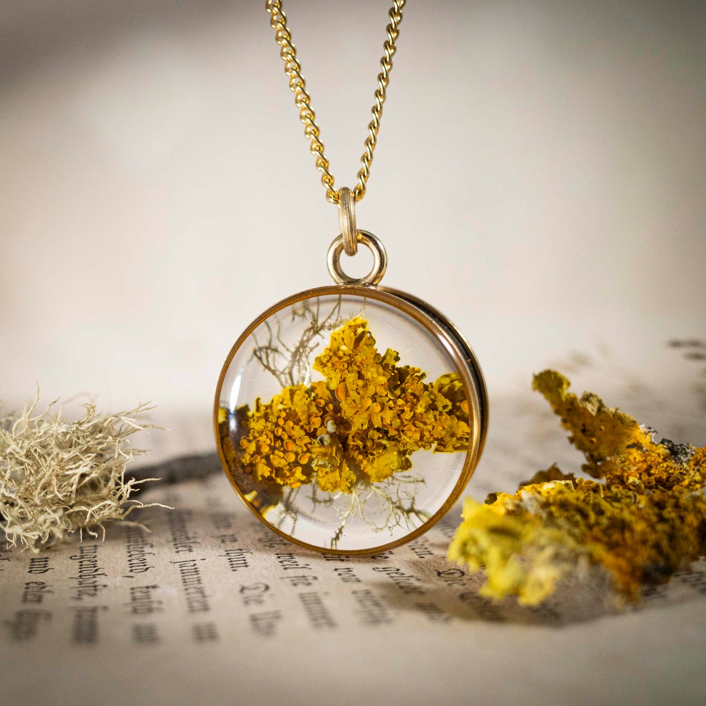 Schätze des Waldes - Anhänger mit Flechte, rund 24k vergoldet, #3