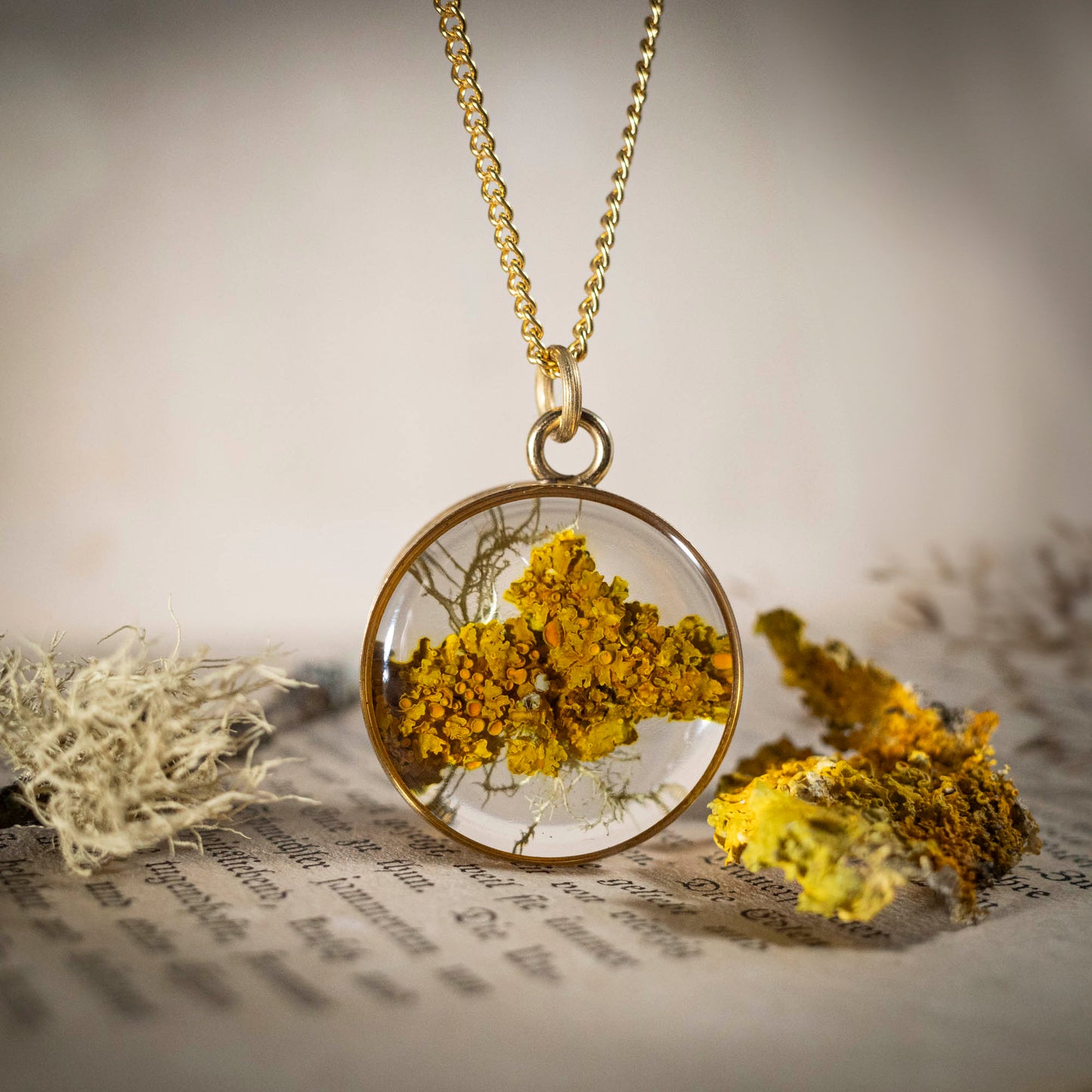 Schätze des Waldes - Anhänger mit Flechte, rund 24k vergoldet, #3