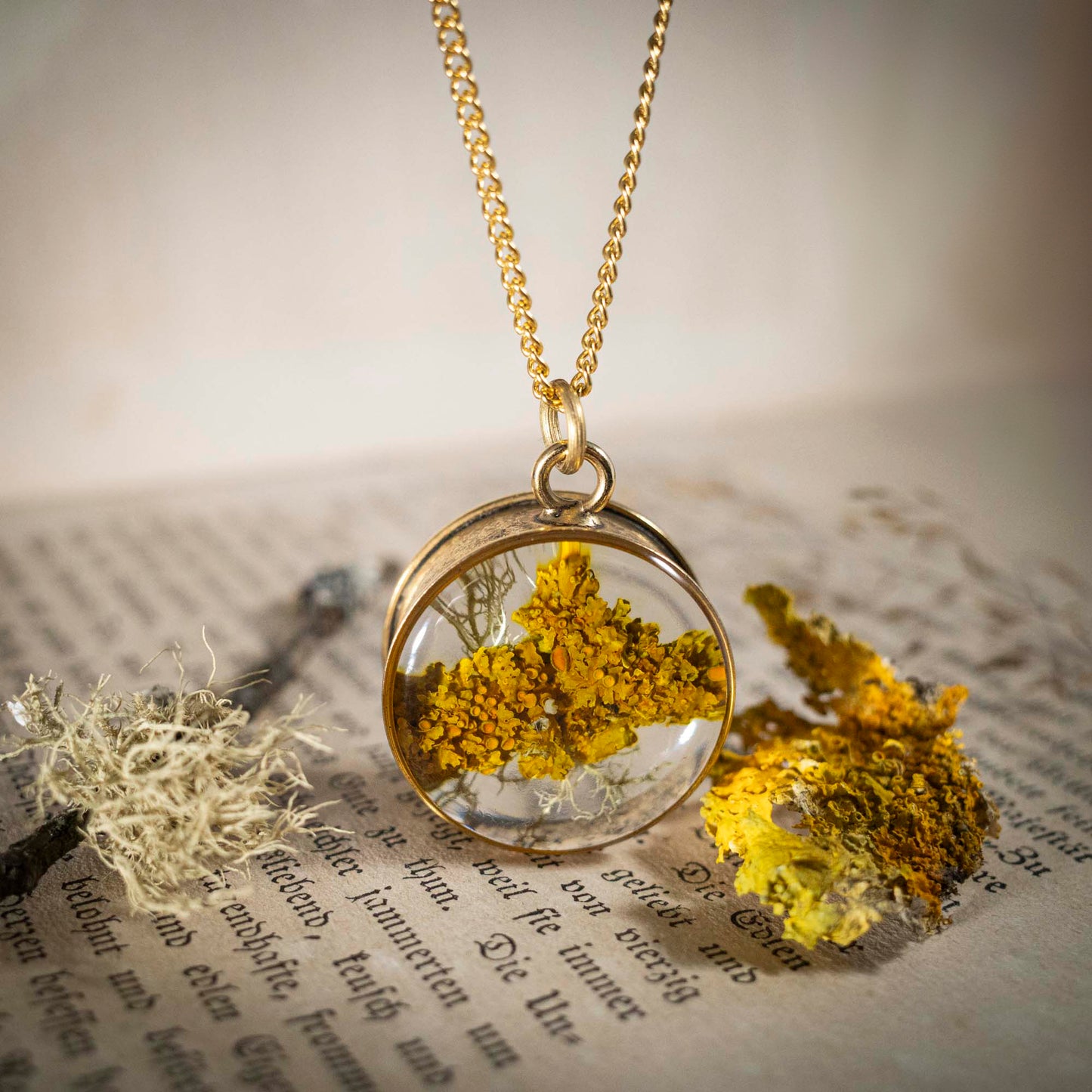 Schätze des Waldes - Anhänger mit Flechte, rund 24k vergoldet, #3