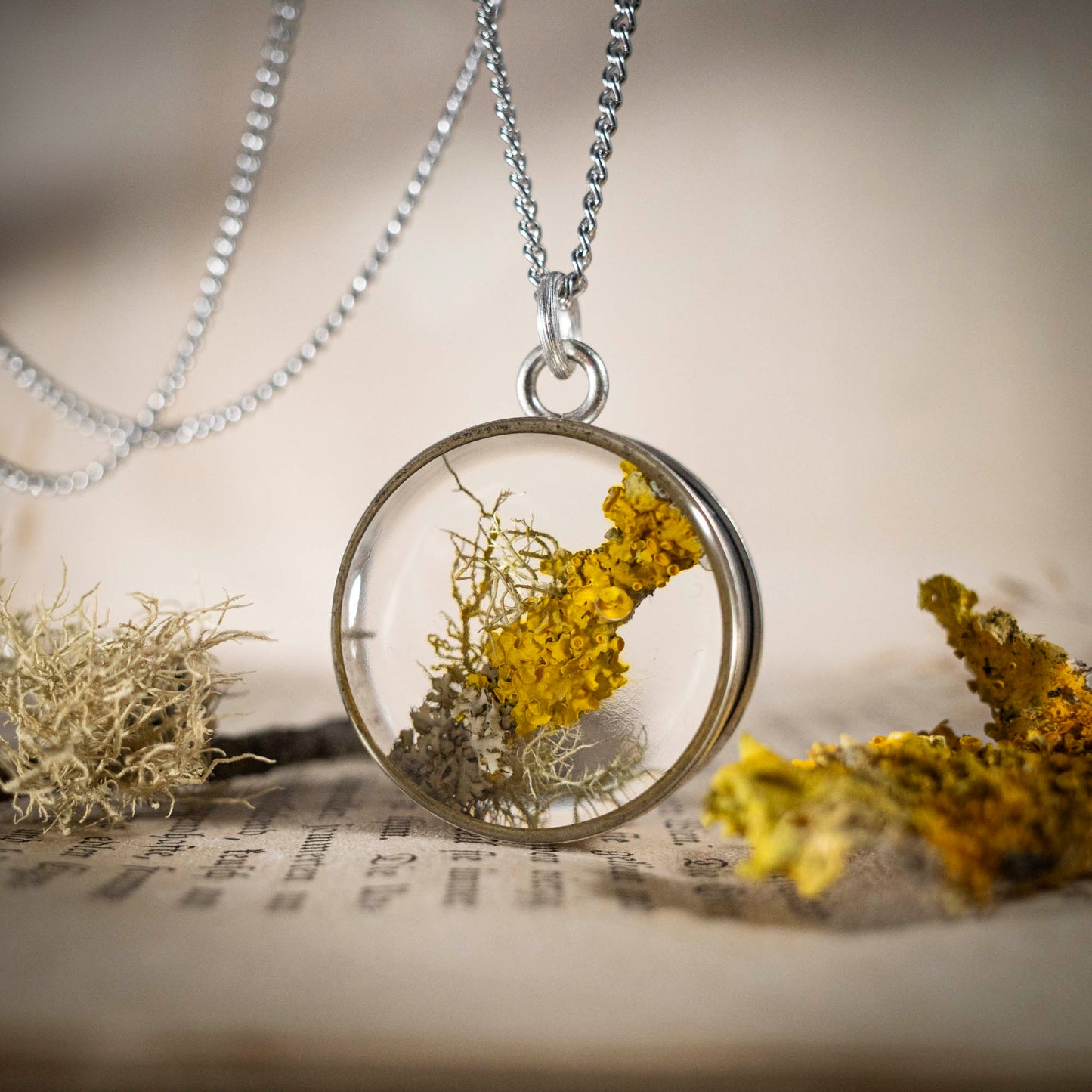 Schätze des Waldes - Anhänger mit Flechte, rund versilbert, #4