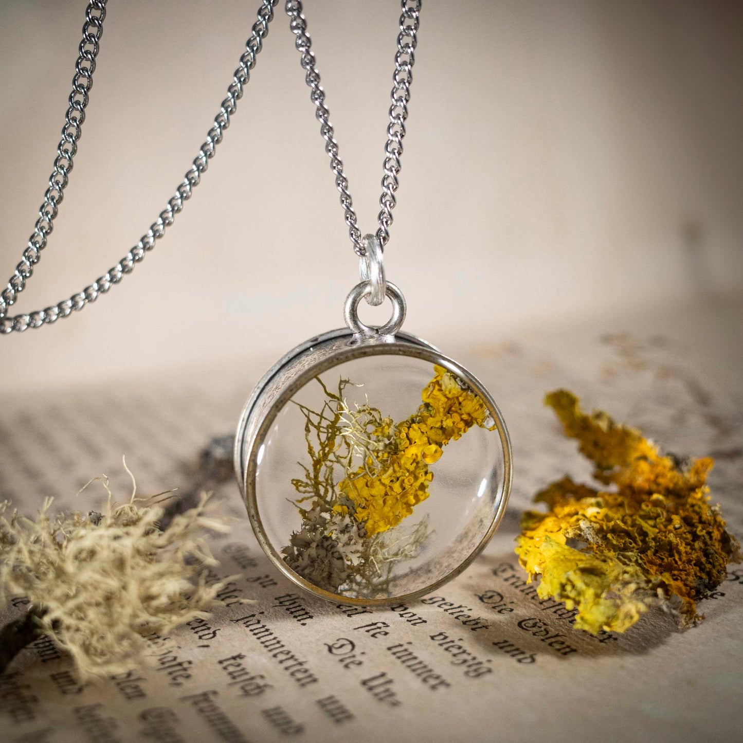 Schätze des Waldes - Anhänger mit Flechte, rund versilbert, #4