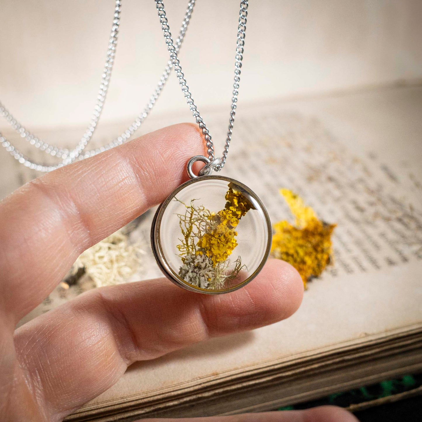 Schätze des Waldes - Anhänger mit Flechte, rund versilbert, #4