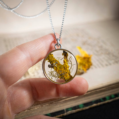 Schätze des Waldes - Anhänger mit Flechte, rund versilbert, #5