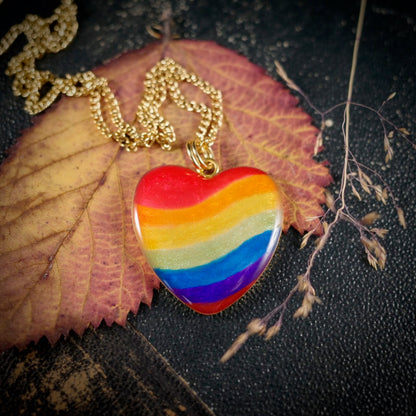 Herzanhänger in Regenbogenfarben, goldfarben – still, stark und voller Wärme