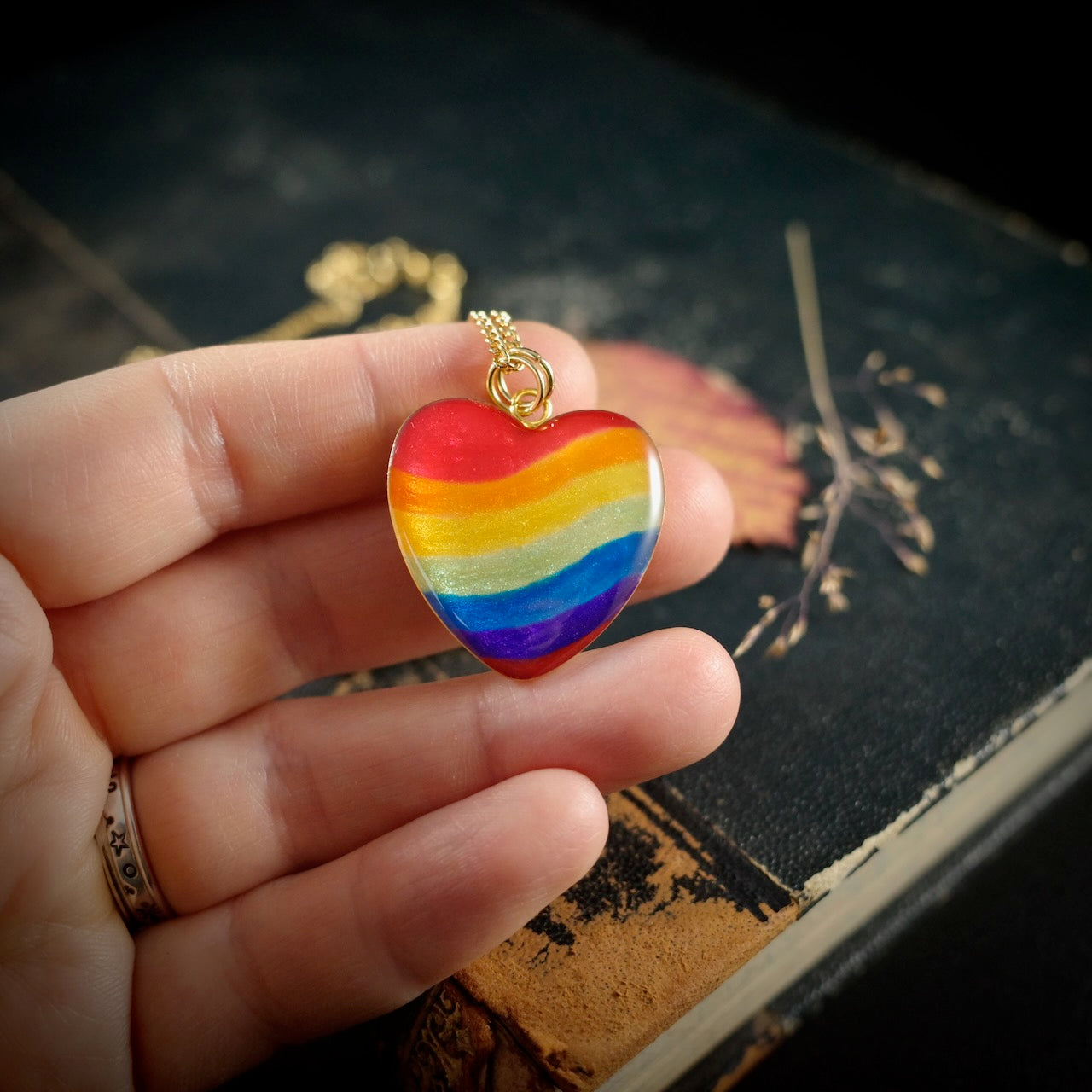 Herzanhänger in Regenbogenfarben, goldfarben – still, stark und voller Wärme