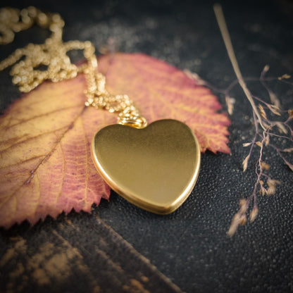 Herzanhänger in Regenbogenfarben, goldfarben – still, stark und voller Wärme