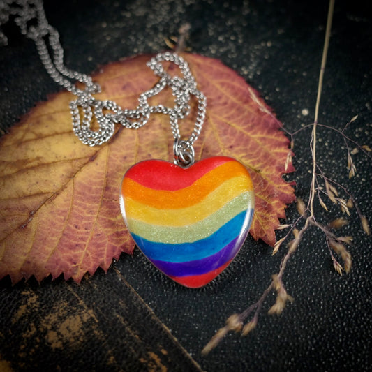 Herzanhänger in Regenbogenfarben, silberfarben – still, stark und voller Wärme