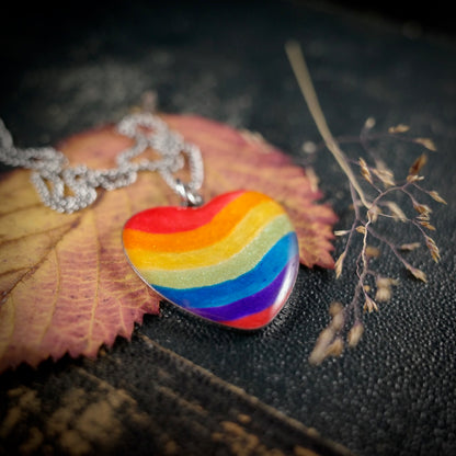 Herzanhänger in Regenbogenfarben, silberfarben – still, stark und voller Wärme