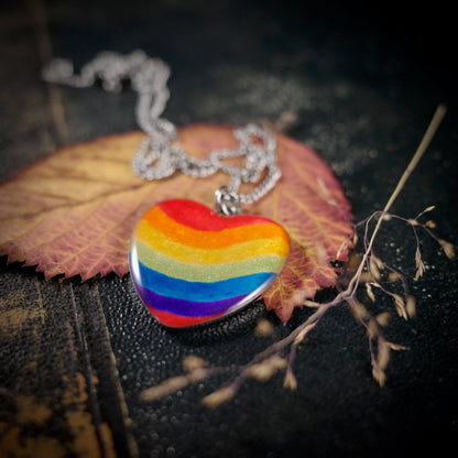 Herzanhänger in Regenbogenfarben, silberfarben – still, stark und voller Wärme