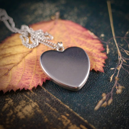 Herzanhänger in Regenbogenfarben, silberfarben – still, stark und voller Wärme