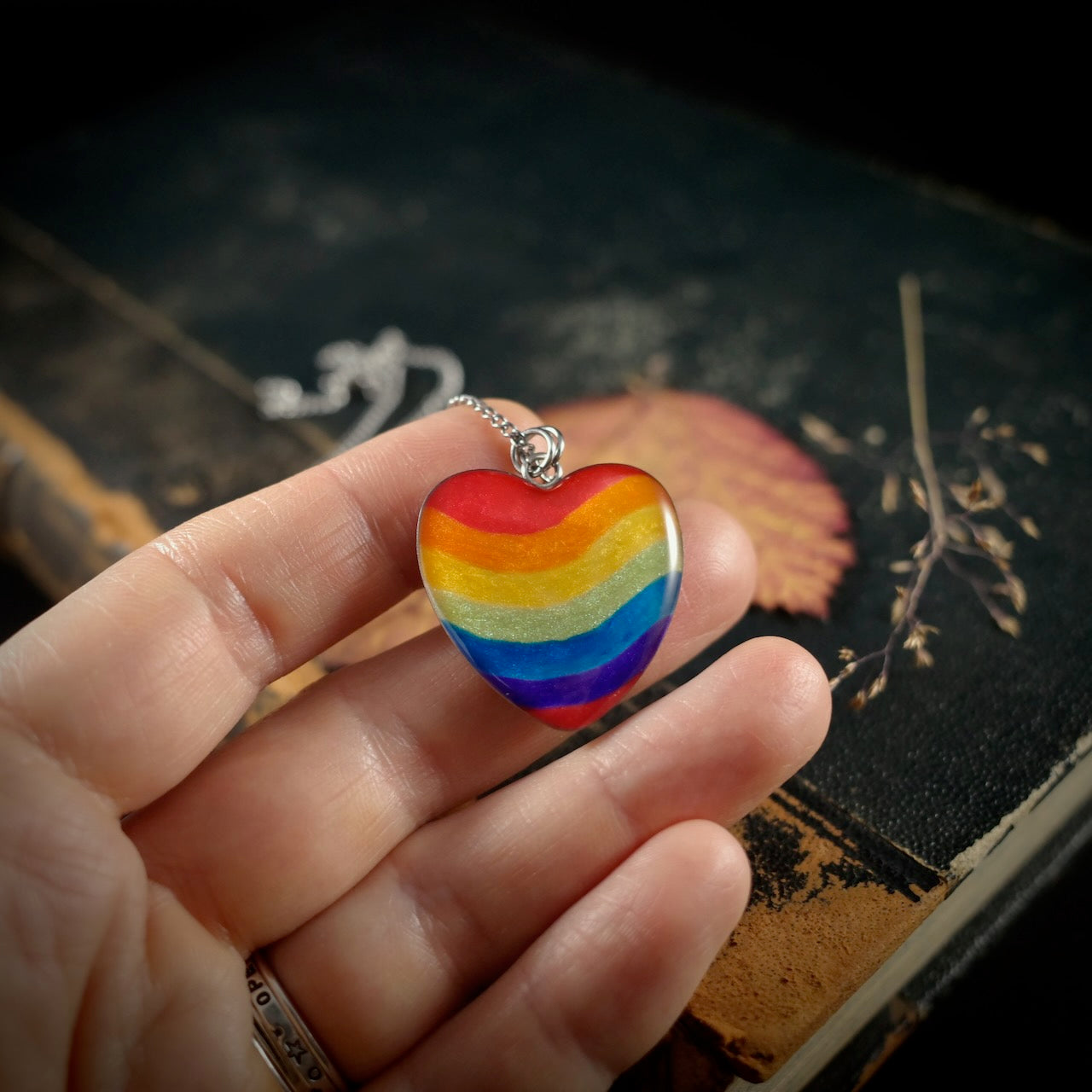 Herzanhänger in Regenbogenfarben, silberfarben – still, stark und voller Wärme