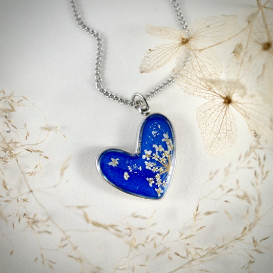 Herzanhänger mit Wilder Möhre, silberfarben blau