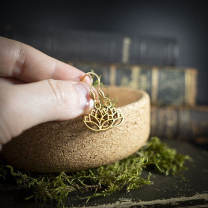 Ohrringe mit Lotosblume, Symbol für Reinheit & Erleuchtung, goldfarben